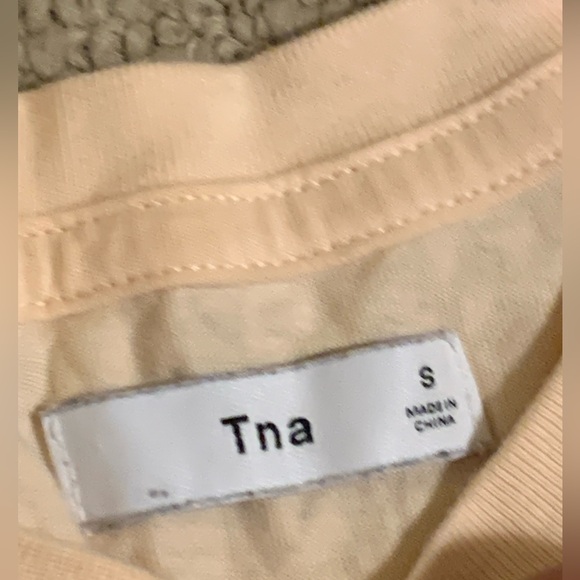 Aritzia light peach coloured tee - Picture 2 of 3